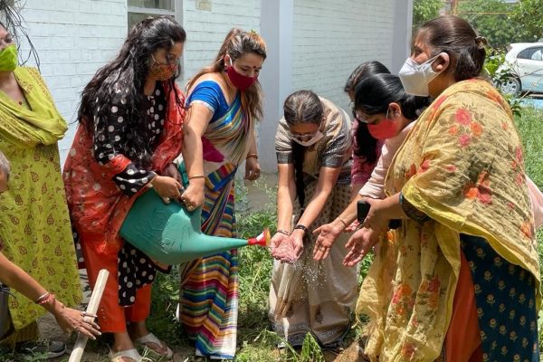 महिला मोर्चा ने भी किया पौधारोपण